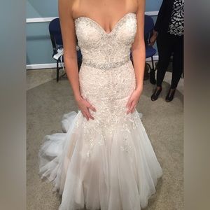 Wedding Dress - Size 8 (NWT)